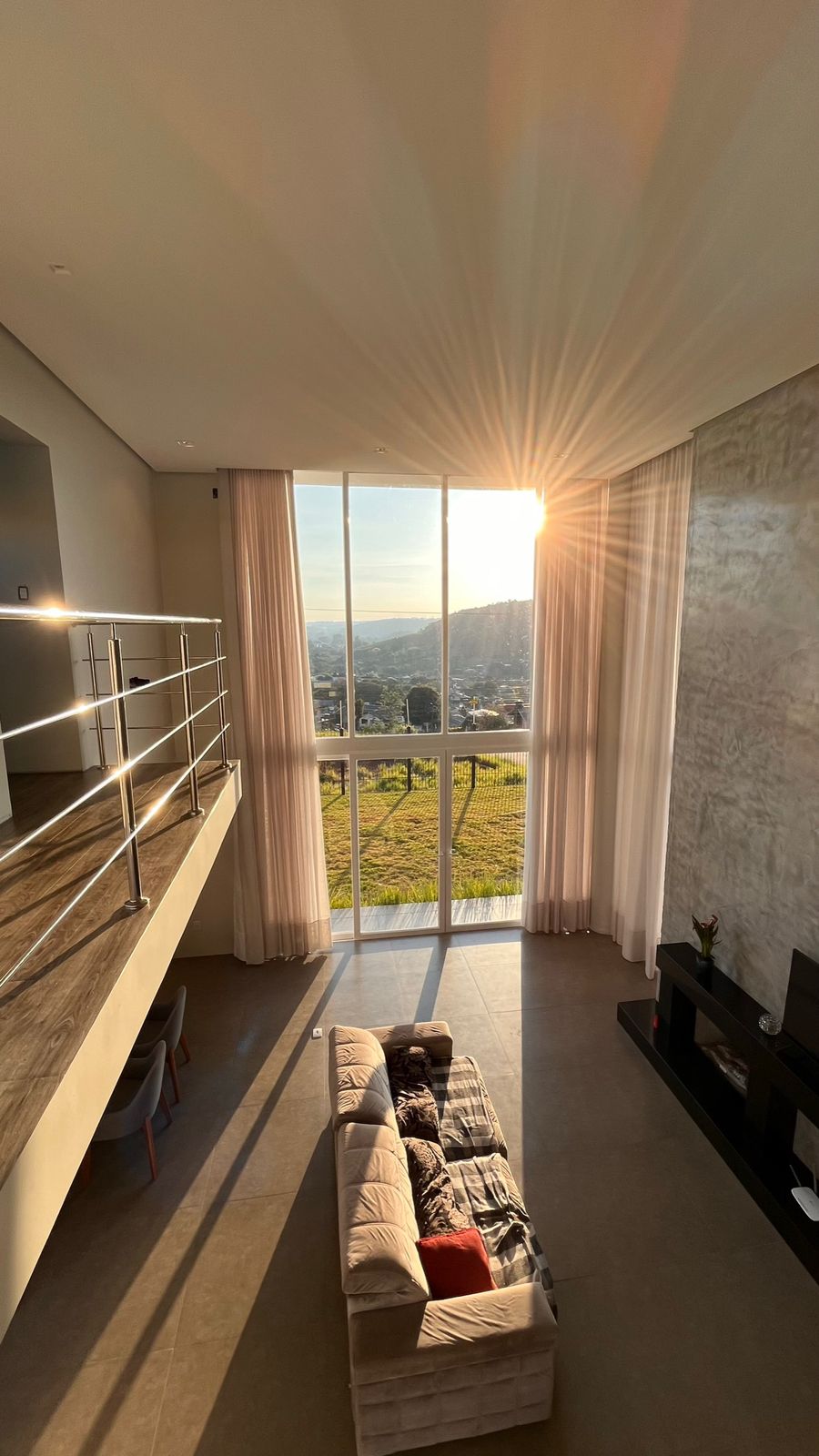 Sala de estar com cortina sob medida — JF Cortinas