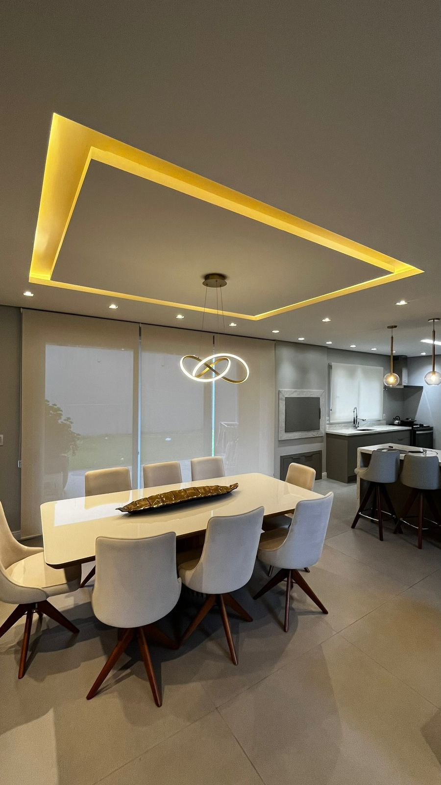 Cortinas motorizadas em ambiente moderno